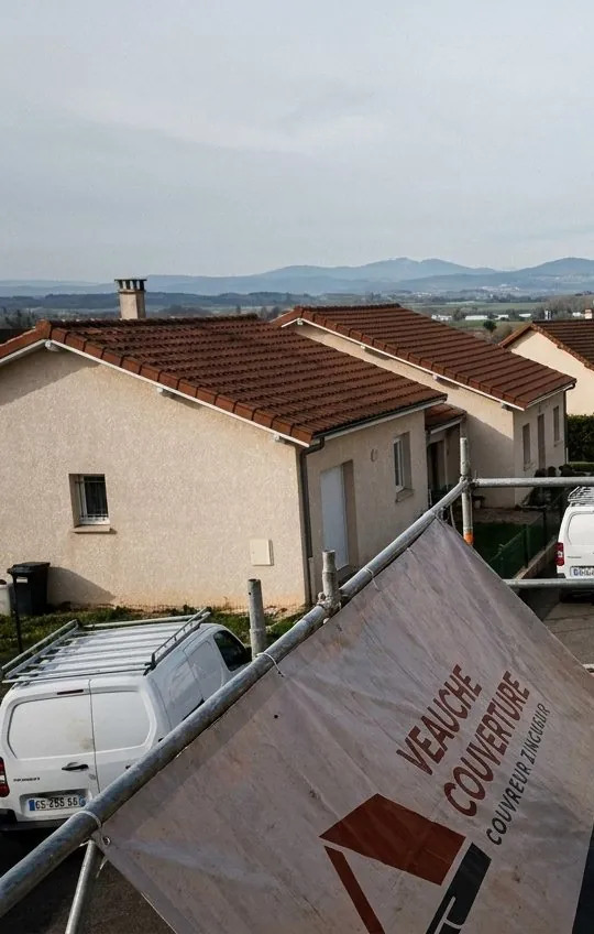 Bâche Veauche Couverture sur l'échafaudage d'un chantier de toiture dans un lotissement de Veauche